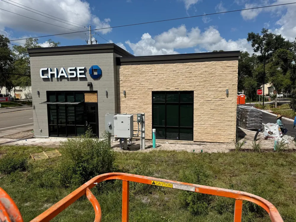 Sucursal de Chase Bank con fachada de piedra — proyecto de Shaddai