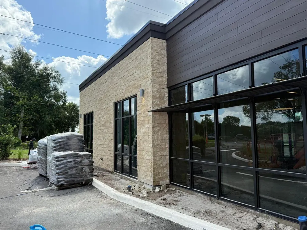 Fachada comercial con acabados exteriores
