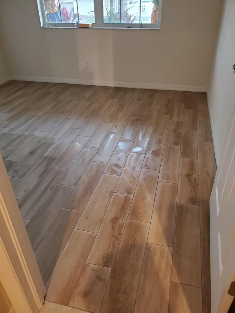 Instalación de piso acabado madera