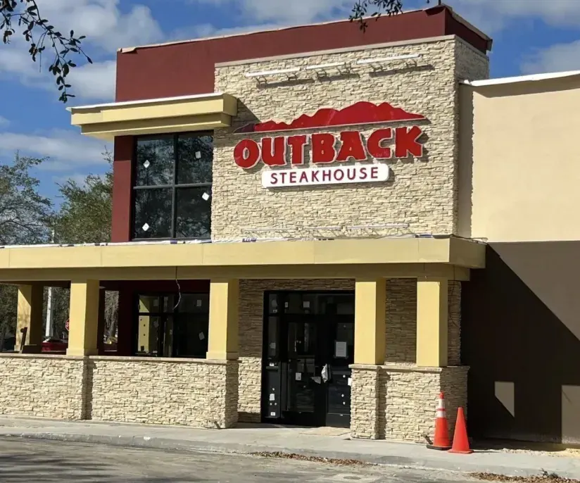 Fachada de restaurante Outback Steakhouse con revestimiento de piedra, proyecto de Shaddai