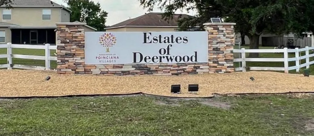 Monumento de entrada en piedra en Estates of Deerwood, Poinciana Villages — proyecto de Shaddai