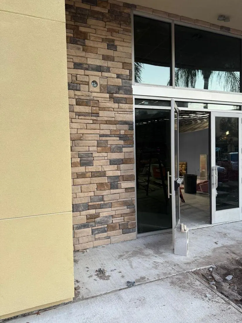 Revestimiento de piedra en entrada comercial